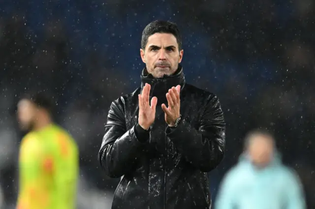 Mikel Arteta clapping in the rain