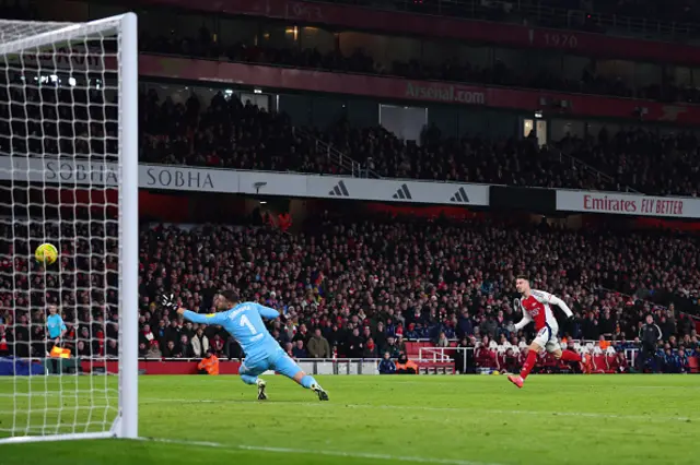 Gabriel Martinelli of Arsenal shoots