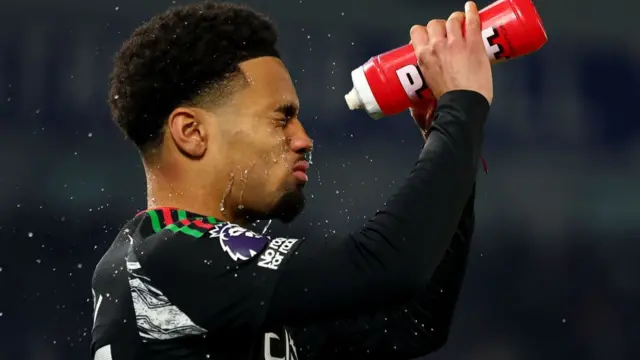 Ethan Nwaneri of Arsenal sprays his face with water before kick off