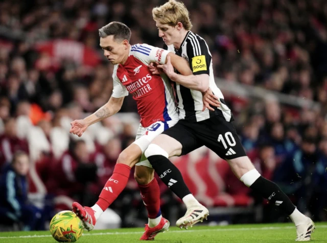 Newcastle United's Anthony Gordon (right) and Arsenal's Leandro Trossard battle for the ball