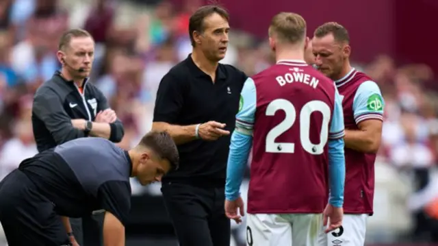 Julen Lopetegui, Manager of West Ham United gives instructions to his players Jarrod Bowen and Vladimir Coufal