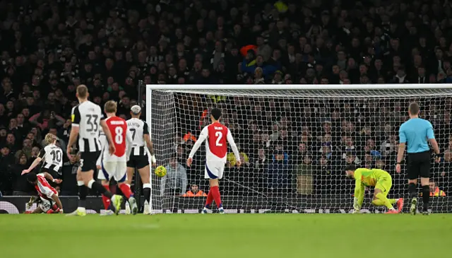 Newcastle United's English midfielder #10 Anthony Gordon (L) scores