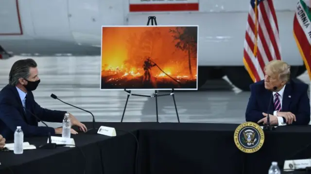 California Governor Gavin Newsom (l) and President Donald Trump