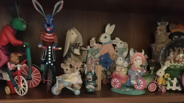 Plusieurs objets et figurines sur le thème du lapin sur une étagère