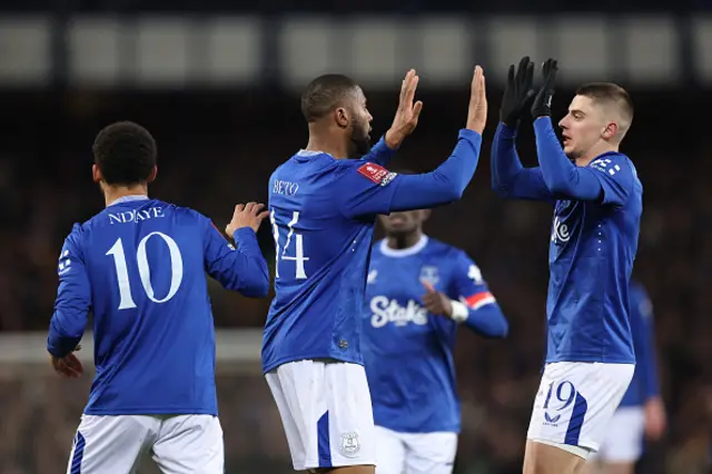 Beto of Everton celebrates with Vitalii Mykolenko