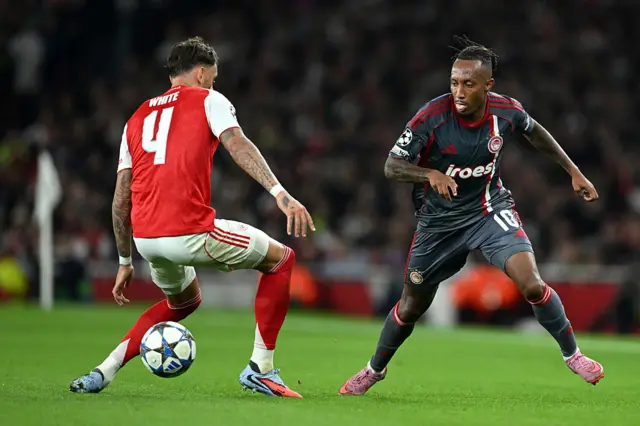 Gelson Martins nutmegs Ben White