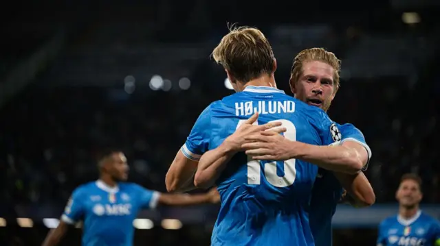 Rasmus Hojlund and Kevin De Bruyne celerbate a goal