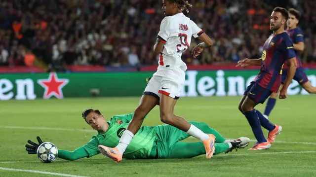 Wojech Szczesny saves a shot