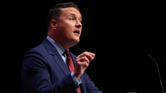 Wes Streeting in suit making a speech
