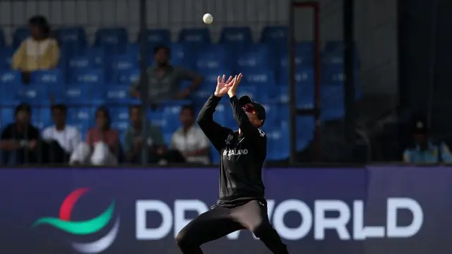 Suzie Bates of New Zealand takes the catch to dismiss Ellyse Perry of Australia (