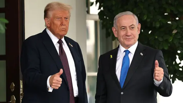 Donald Trump and Benjamin Netanyahu stood outside the White House, both are giving a thumbs up