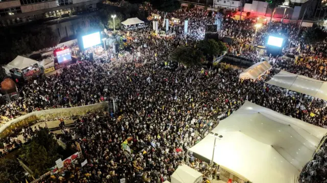 Large crowd in Hostages' Square.