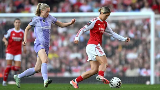 Kyra Cooney-Cross of Arsenal controls the ball whilst under pressure from Nadine Noordam of Brighton