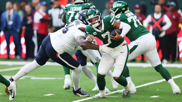 Justin Fields of the New York Jets is sacked by Eyioma Uwazurike