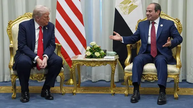 Donald Trump sits next to Sisi