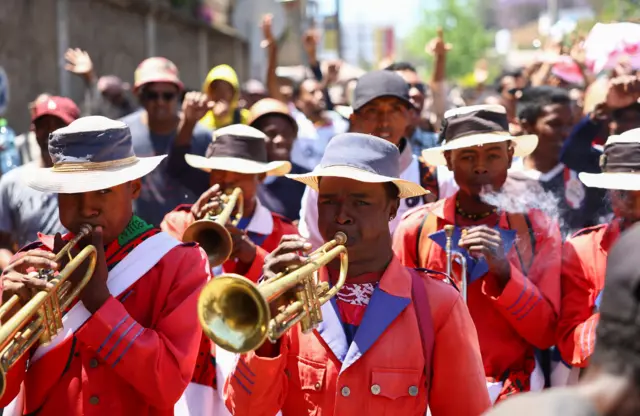 A traditional band joins protesters during a nationwide youth-led protest over frequent power outages and water shortages, in Antananarivo, Madagascar, October 13, 2025. REUTERS/Siphiwe Sibeko