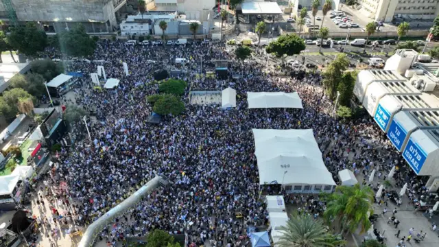 An aerial view of thousands gathering atHostages Square in Tel Aviv
