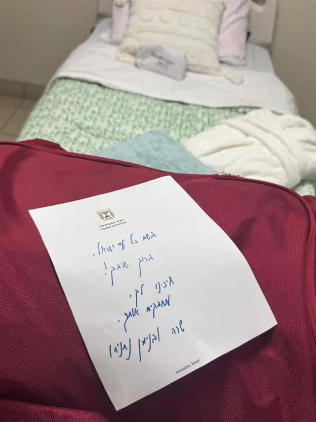 Handwritten note in Hebrew which reads: "On behalf of the entire people of Israel, welcome back! We have been waiting for you, we embrace you. Sara and Benjamin Netanyahu."