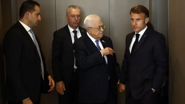 Mahmoud Abbas in a corridor with Emmanuel Macron