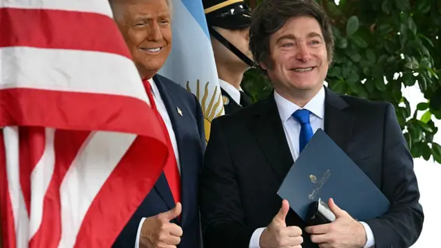 Trump and Milei smile for the cameras and give a thumbs up