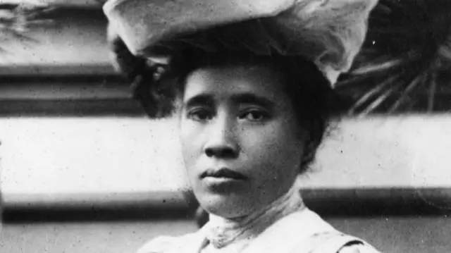 A black and white photo of Queen Ranavalona III