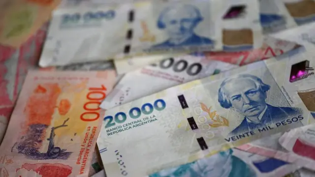Image of different Argentine peso bills