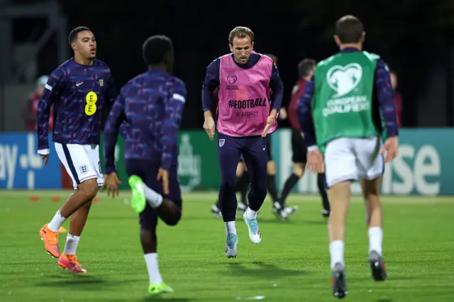 Morgan Rogers, Harry Kane and teammates of England warm up