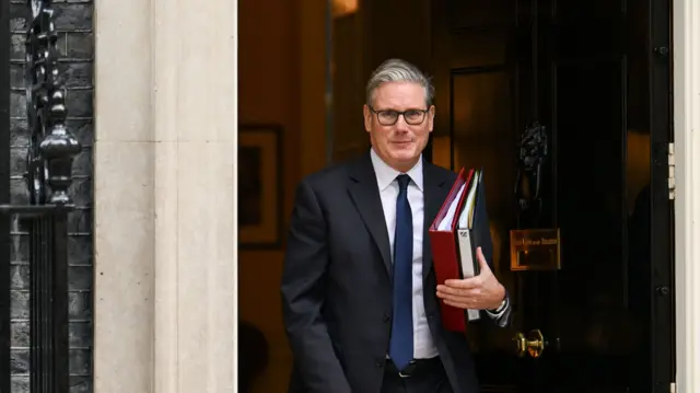 Starmer leaves Number 10 with folders under his arm
