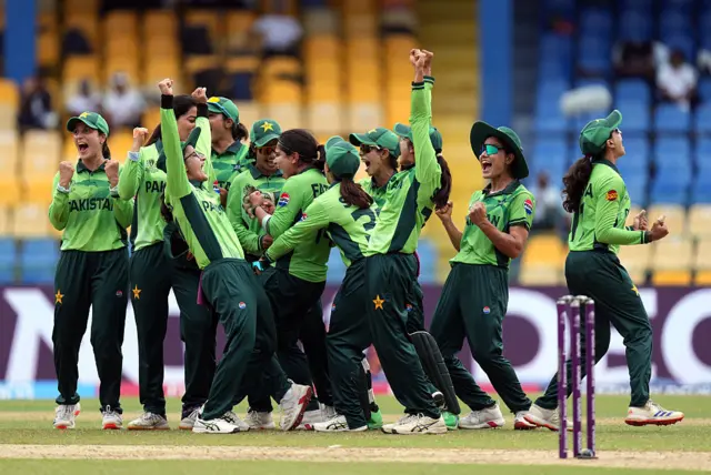 Pakistan players celebrate wicket