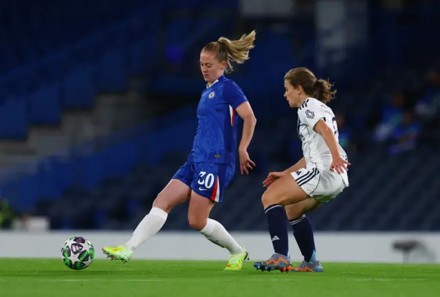 Chelsea's Keira Walsh in action with Paris FC's Daphne Corboz