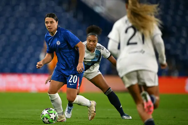 Chelsea's Australian striker #20 Sam Kerr (L) runs with the ball