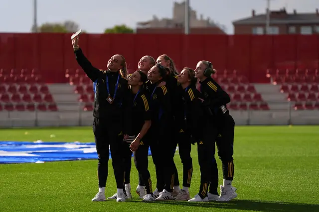 Kayla Rendell, Rachel Williams, Leah Galton, Safia Middleton-Patel, Fridolina Rolfoe and Julia Zigiotti Olme of Manchester United take a selfie