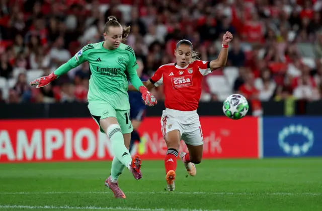 Arsenal's Daphne van Domselaar in action with Benfica's Lucia Alves