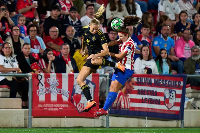 Alexia Fernandez of Atletico de Madrid battles for the ball with Fridolina Rolfo of Manchester United women