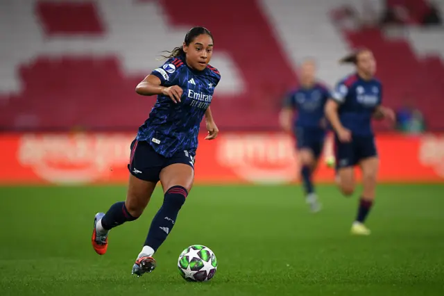 Olivia Smith of Arsenal runs with the ball