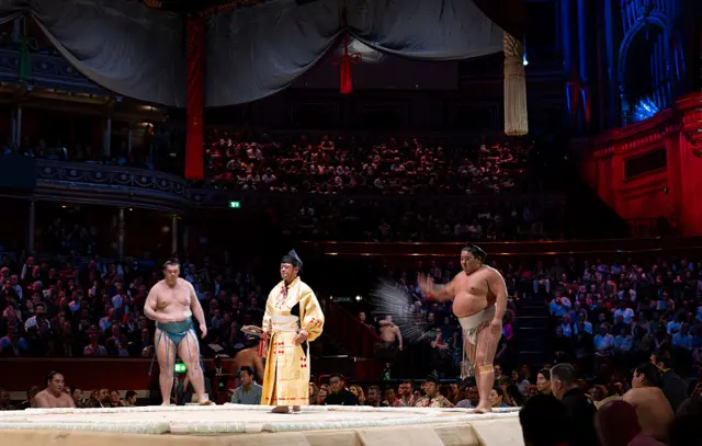 Hitoshi throws salt beofre his match