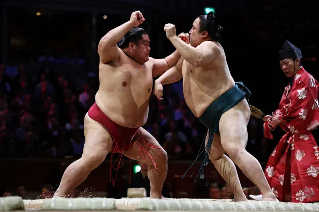 Sadanoumi (R) battles with Daieisho (L) in their bout
