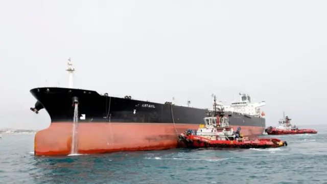 Një tanker iranian fotografohet duke u ankoruar në platformën e objektit të naftës në ishullin Khark (foto nga arkivi)