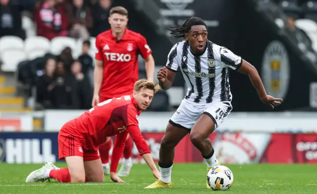 St Mirren's Dan Nlundulu (right) and Aberdeen's Stuart Armstrong