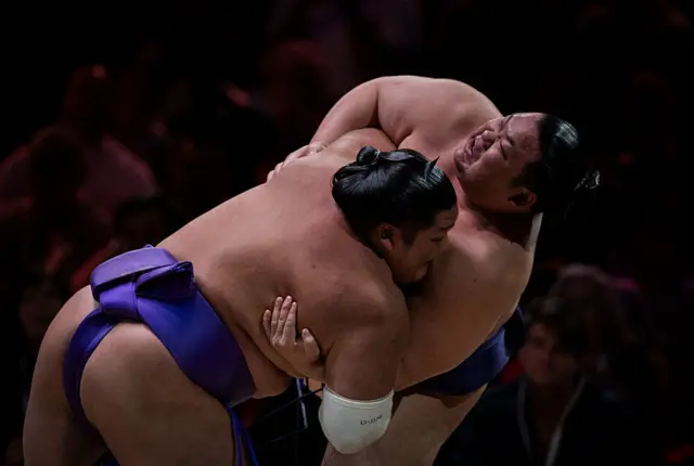Shonannoumi battles against Shishi