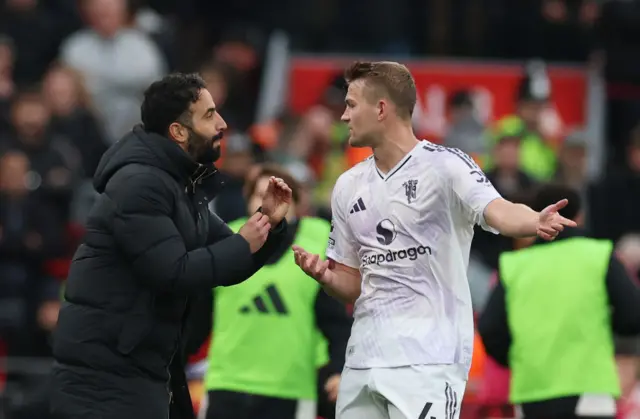 De Ligt and Amorim chat on the touchline