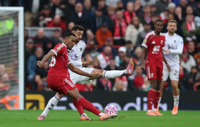 Fernandes closes down Gravenberch as he looks to play forward