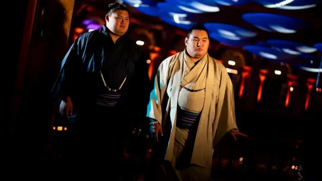 Rikishi Yokozuna Onosato (left) and Yokozuna Hoshoryu (right