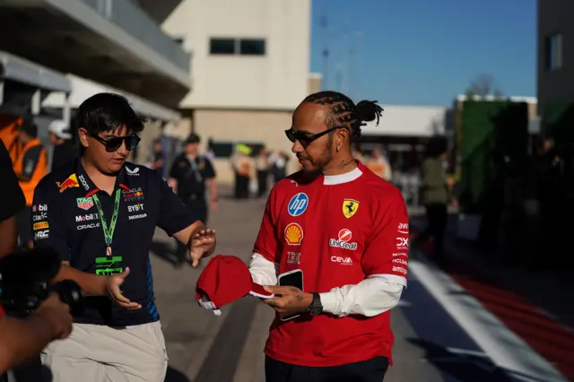 Lewis Hamilton sings an autograph