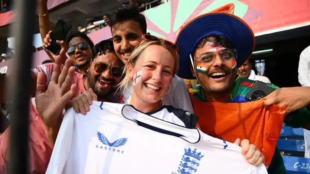 A fan of England and a fan of India pose for a photo during the ICC Women's Cricket World Cup India 2025