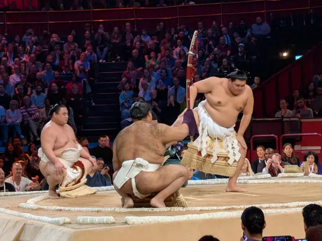 Yokozuna Onosato is the first to perform the Yokozuna ring entering ceremony. The crowd enthusiastically shouts "Yoisho!" at every foot stomp.