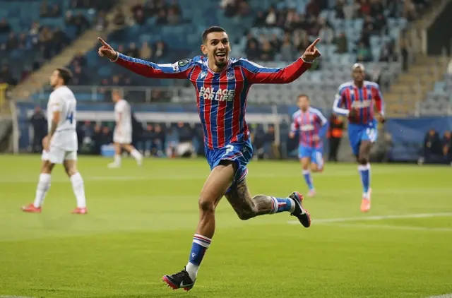 Daniel Munoz of Crystal Palace celebrates