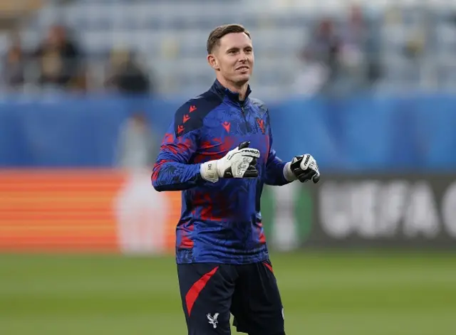 Dean Henderson of Crystal Palace warms up