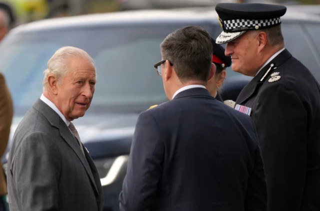 King meets emergency service personnel