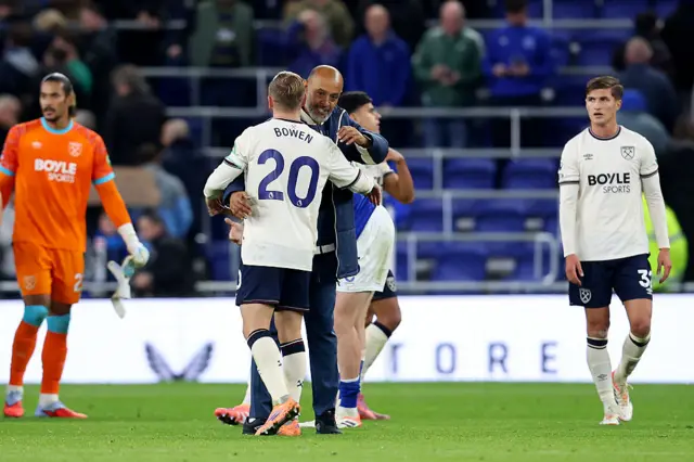Jarrod Bowen of West Ham United and Nuno Espírito Santo, Manager of West Ham United embrace